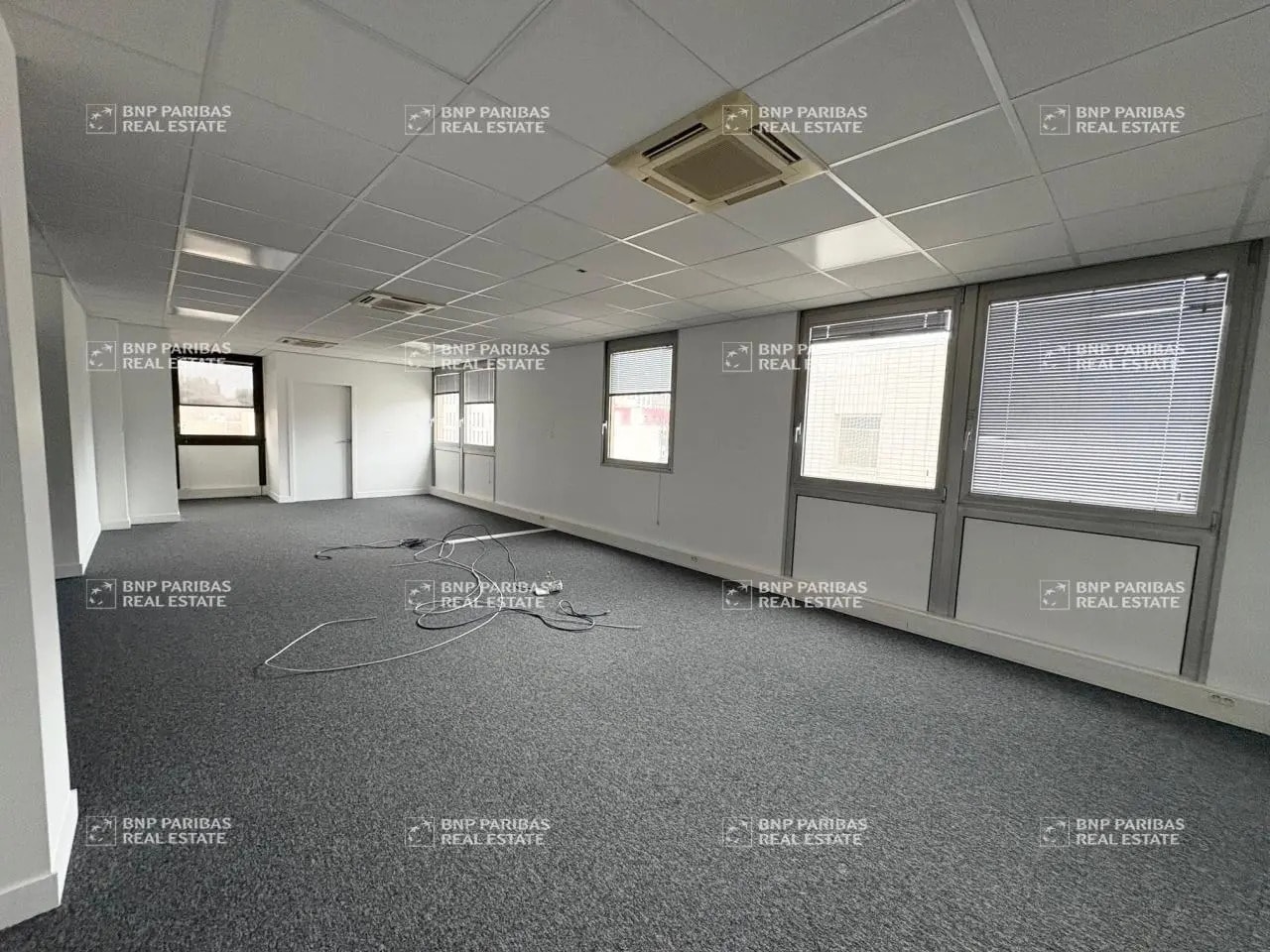 15-17 Rue Joël Le Theule, Montigny-le-Bretonneux à louer Photo intérieure– Image 1 sur 9