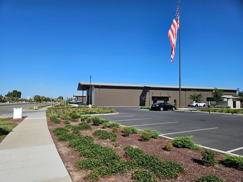 Doak Blvd, Ripon, CA à louer - Photo de l’immeuble – Image 3 sur 16