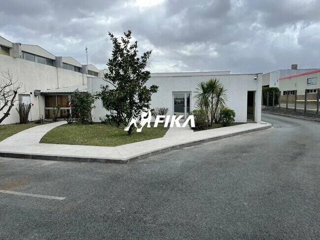 Plus de détails pour Local d'activités à louer