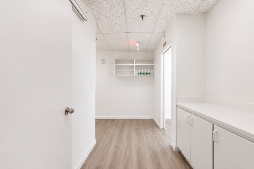 5040 NW 7th St, Miami, FL à louer - Photo de l’immeuble – Image 3 sur 17