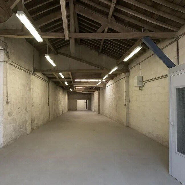 Plus de détails pour Local d’activités à vendre