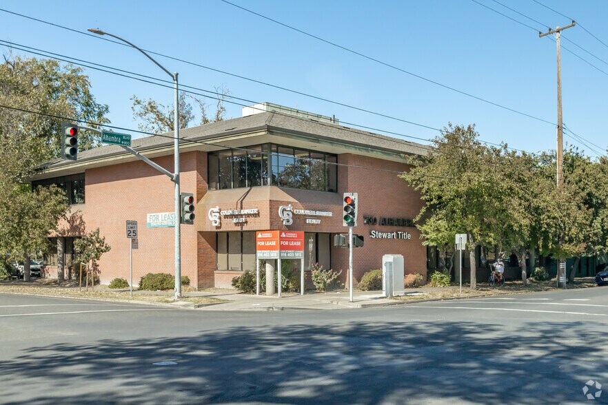 730 Alhambra Blvd, Sacramento, CA à louer - Photo de l’immeuble – Image 1 sur 11