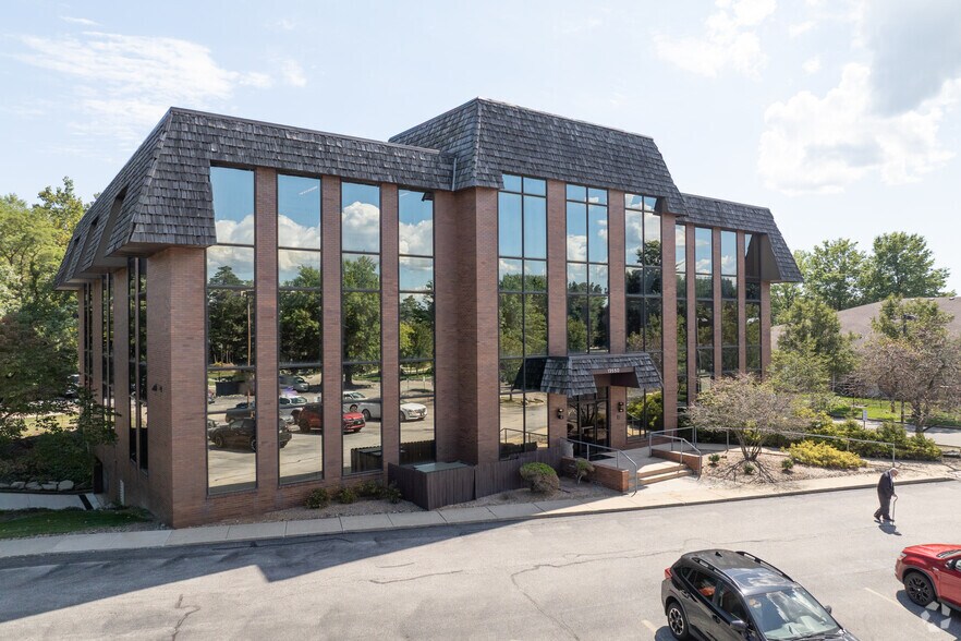 13500-13550 Falling Water Rd, Strongsville, OH à vendre - Photo principale – Image 1 sur 14