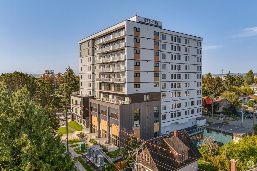 613 Constance Av, Esquimalt, BC à louer - Photo de l’immeuble – Image 2 sur 34