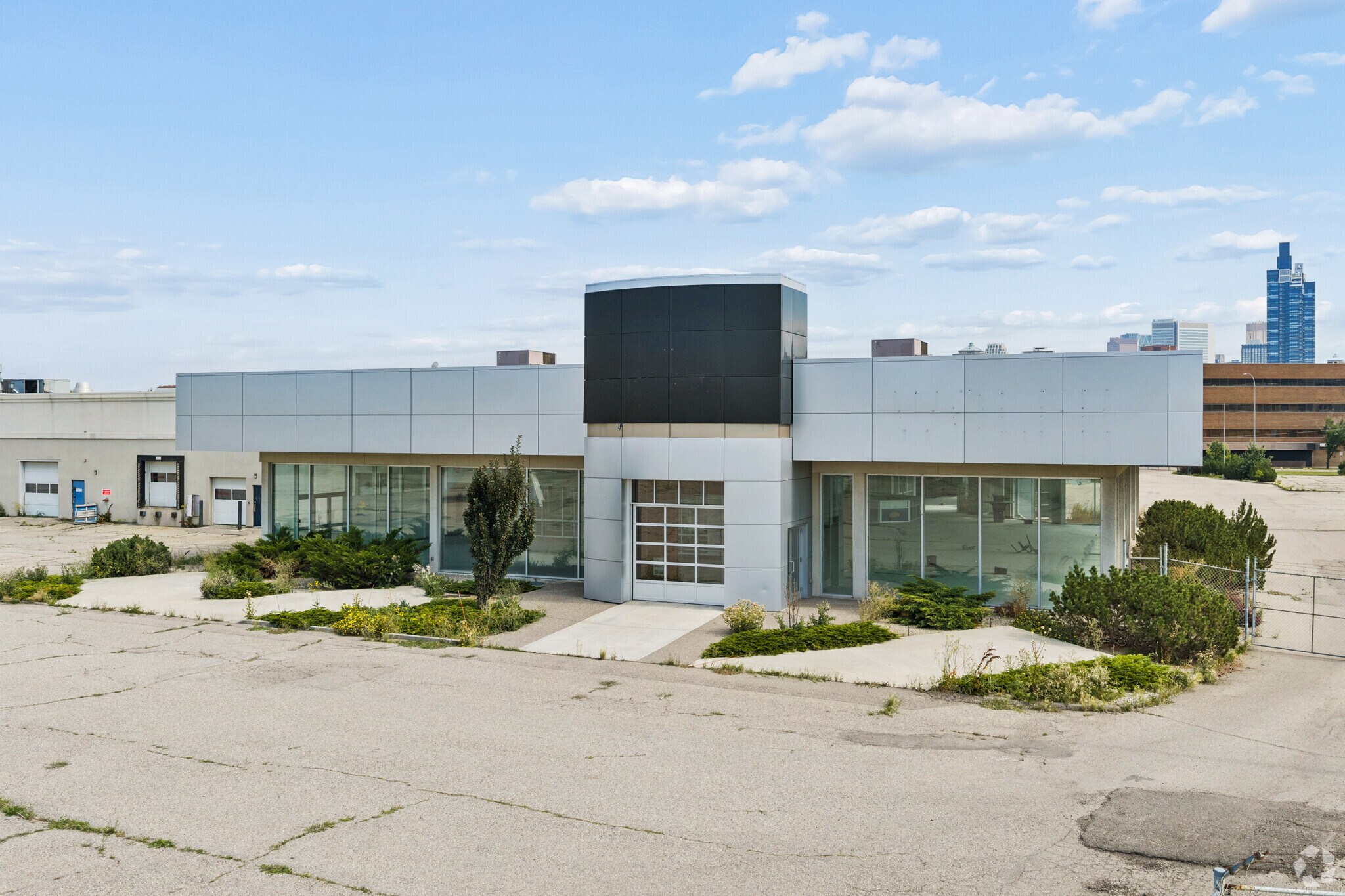 1720 Bow Trl SW, Calgary, AB à louer Photo de l’immeuble– Image 1 sur 5