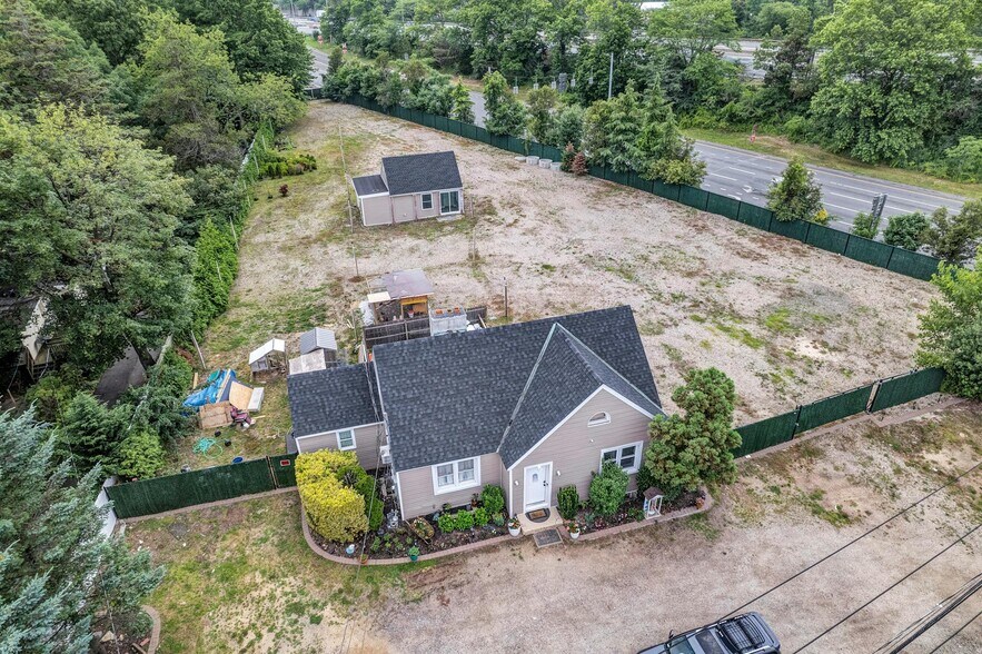557 Deer Park Rd, Dix Hills, NY à vendre - Photo de l’immeuble – Image 3 sur 28