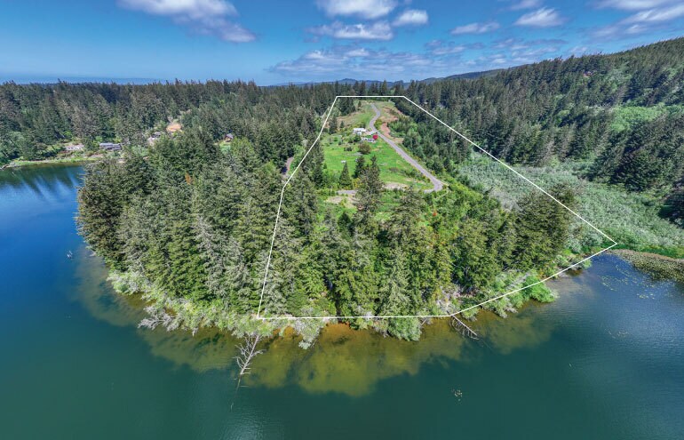 83615 Clear Lake Rd, Florence, OR à vendre Photo de l’immeuble– Image 1 sur 8