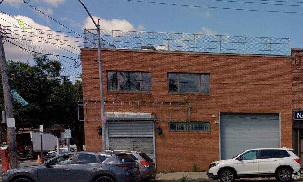 248-01 Jericho Tpke, Bellerose, NY à vendre - Photo de l’immeuble – Image 1 sur 1