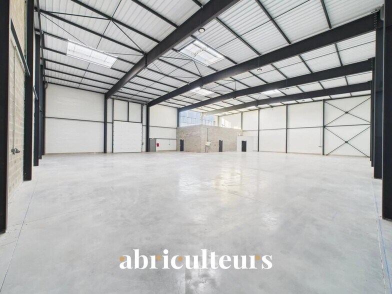 Industriel/Logistique dans Chartres à vendre - Photo de l’immeuble – Image 1 sur 4