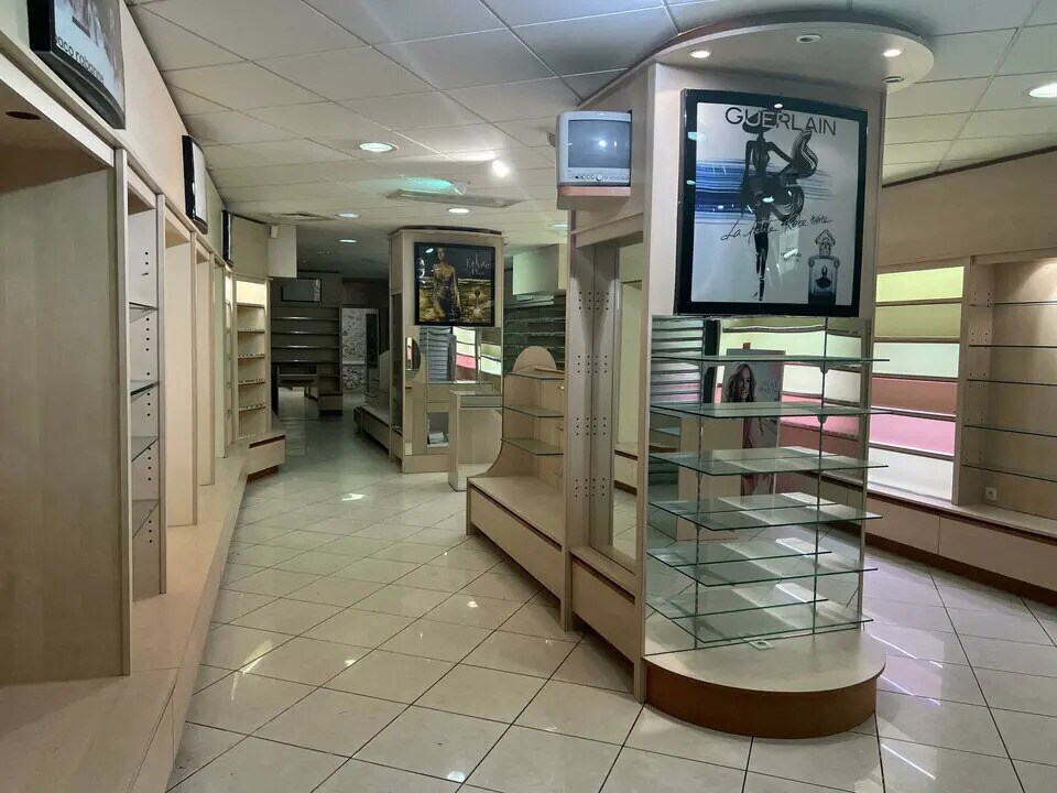 Local commercial dans Bagnols-sur-Cèze à louer Photo de l’immeuble– Image 1 sur 7