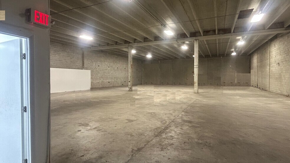 6326 NW 72nd Ave, Miami, FL à louer - Photo de l’immeuble – Image 1 sur 10