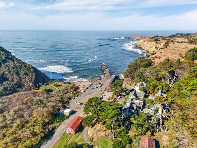 785 Port Rd, Point Arena, CA à vendre - Photo principale – Image 1 sur 6