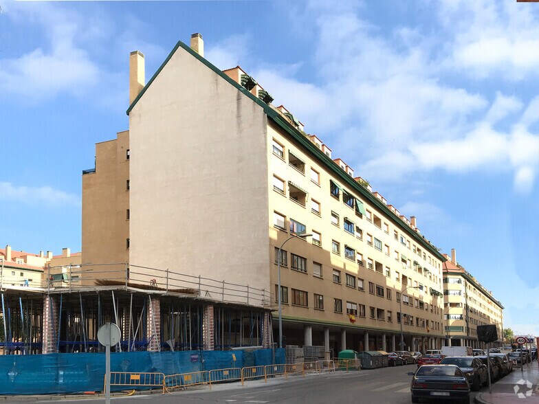 Calle Gerardo Diego, Alcalá de Henares, Madrid à vendre - Photo de l’immeuble – Image 2 sur 2