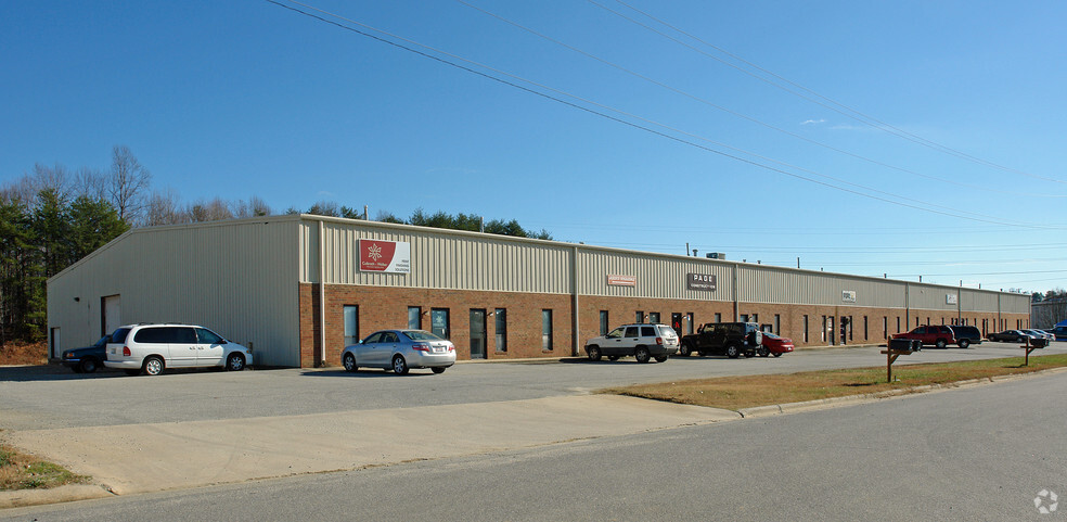 128 Furlong Industrial Dr, Kernersville, NC à louer - Photo de l’immeuble – Image 1 sur 8