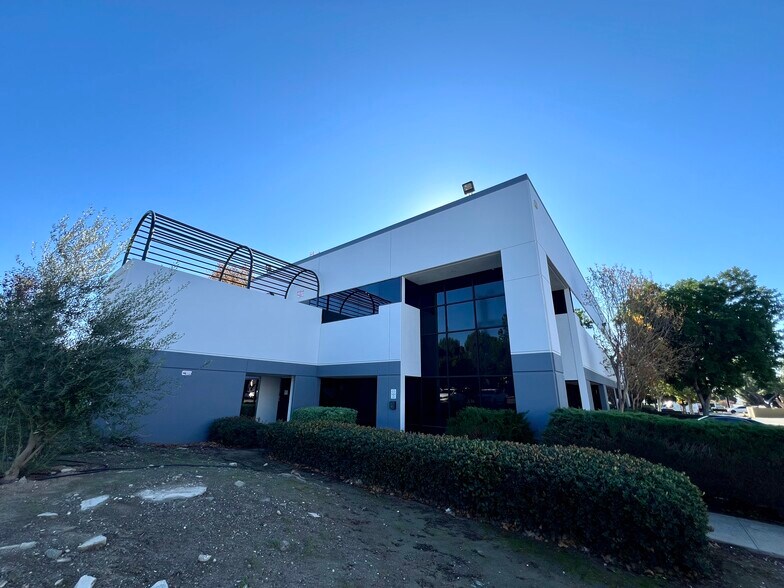 8632 Archibald Ave, Rancho Cucamonga, CA à louer - Photo de l’immeuble – Image 2 sur 3