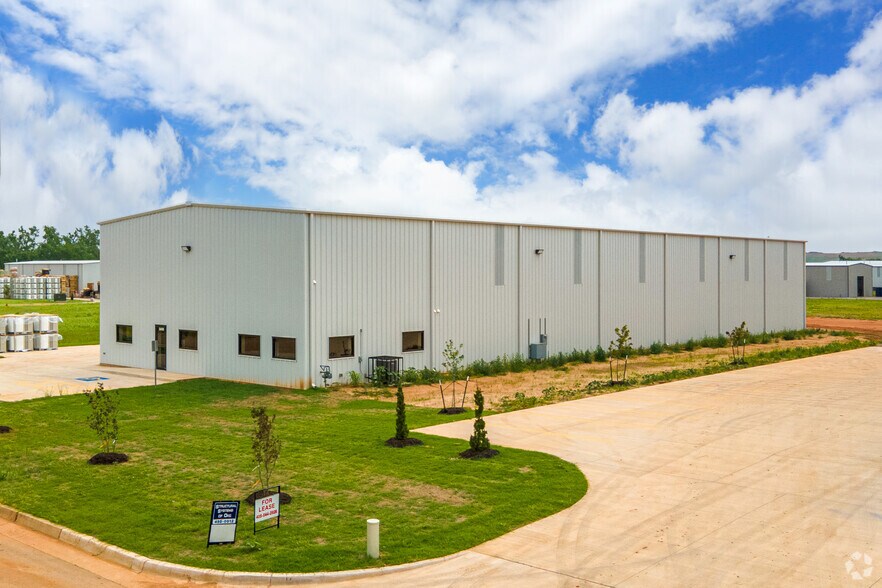 8408 SW 23rd Pl, Oklahoma City, OK à louer - Photo principale – Image 1 sur 17