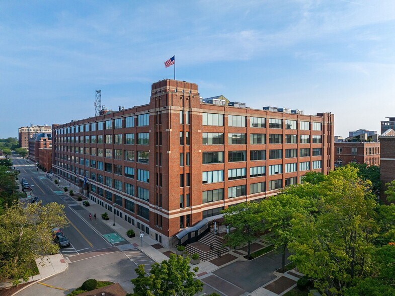 300 River Place, Detroit, MI à louer - Photo principale – Image 1 sur 13