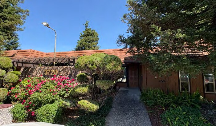 3701 Lone Tree Way, Antioch, CA à louer - Photo de l’immeuble – Image 3 sur 9