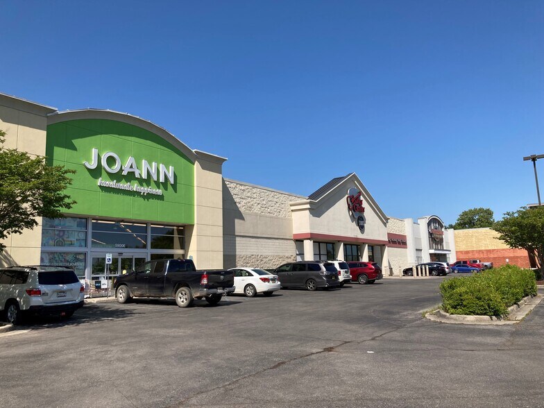 5900 University Dr NW, Huntsville, AL à louer - Photo de l’immeuble – Image 2 sur 2