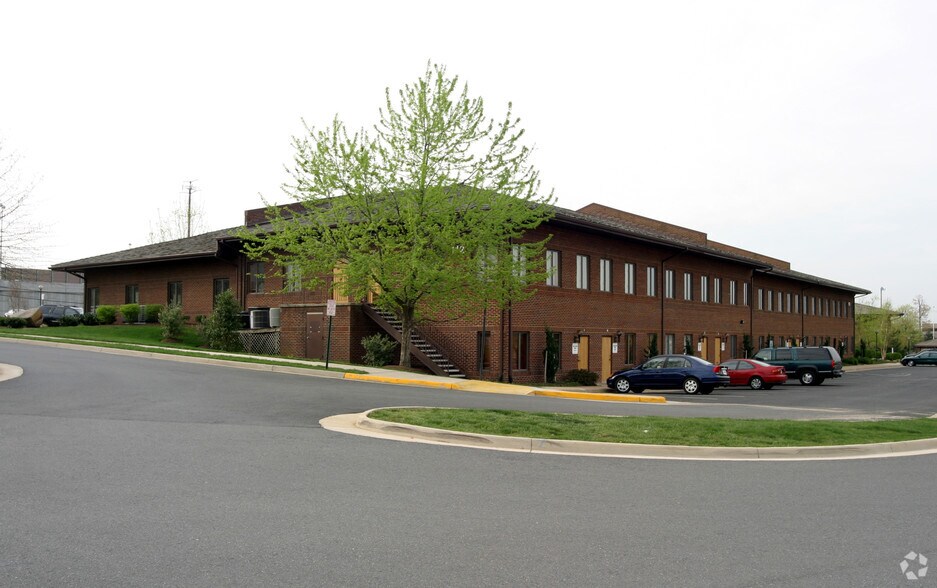 112 Elden St, Herndon, VA à vendre - Photo de l’immeuble – Image 2 sur 6