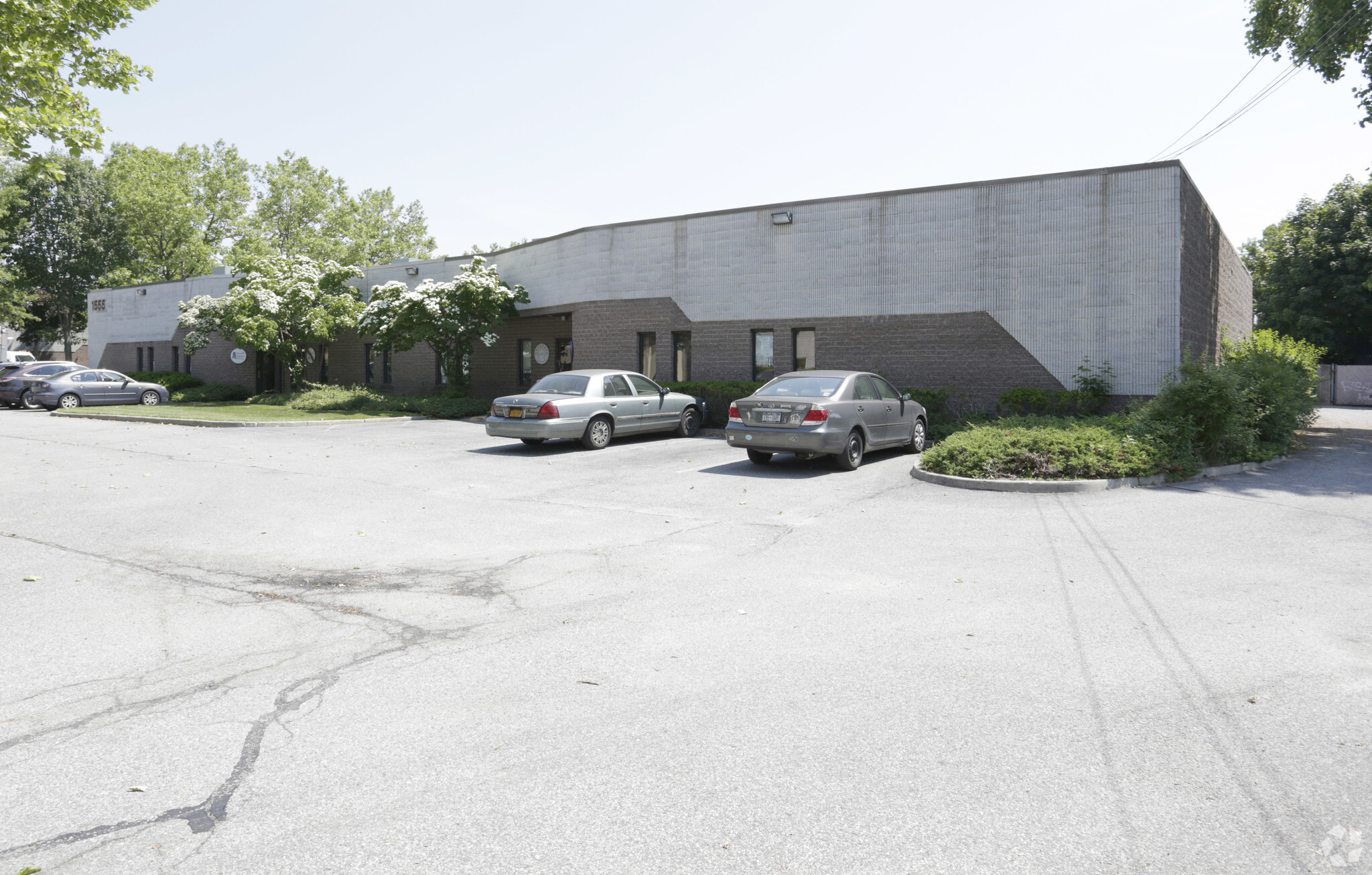 1555 Locust Ave, Bohemia, NY à louer Photo principale– Image 1 sur 7