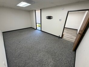 930 S Andreasen Dr, Escondido, CA à louer Photo intérieure– Image 2 sur 8