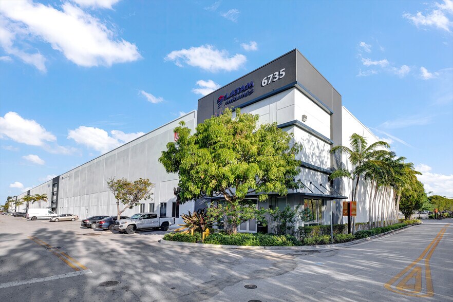 6735 NW 36th St, Miami, FL à louer - Photo de l’immeuble – Image 1 sur 3