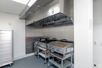 Plus de détails pour 545 Keele St, Toronto, ON - Local commercial à louer