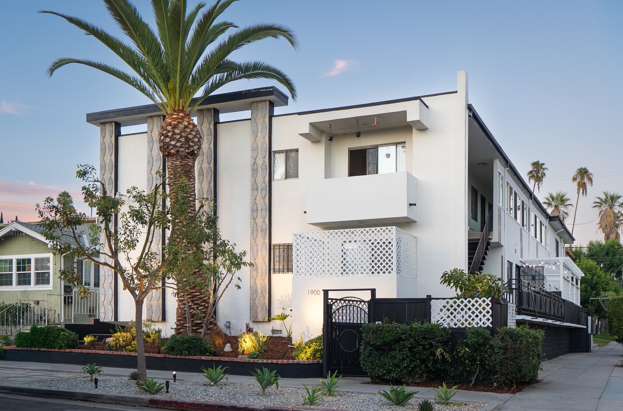 1900 Dracena Dr, Los Angeles, CA à vendre Photo de l’immeuble– Image 1 sur 11