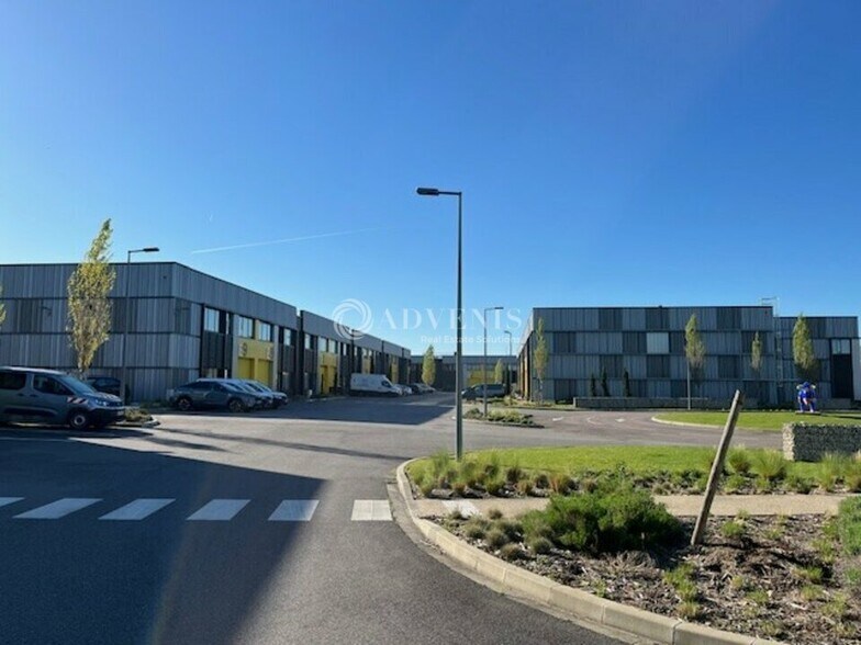 Local d’activités dans Poissy à louer - Photo de l’immeuble – Image 1 sur 24
