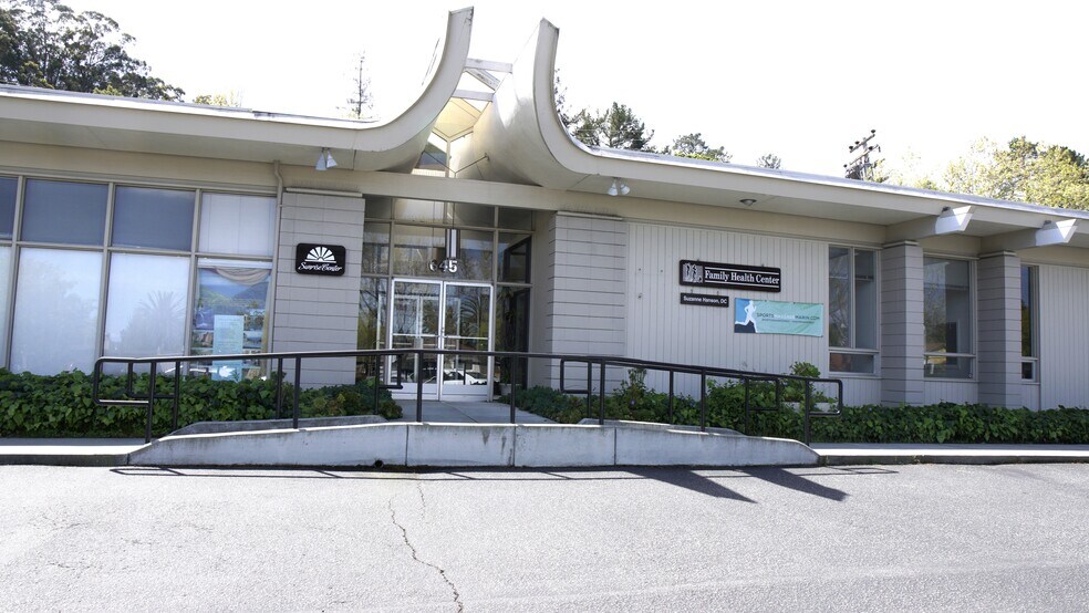 645 Tamalpais Dr, Corte Madera, CA à louer - Photo de l’immeuble – Image 1 sur 6