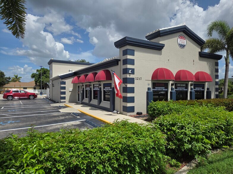 1217 S Del Prado Blvd, Cape Coral, FL à vendre - Photo de l’immeuble – Image 2 sur 45