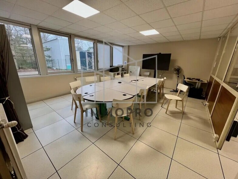 Local d’activités dans Évreux à louer - Photo de l’immeuble – Image 2 sur 6