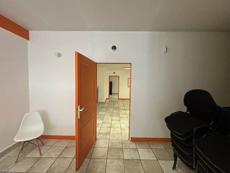 Local commercial dans Les Angles à louer - Photo de l’immeuble – Image 2 sur 5