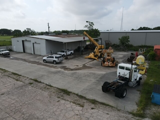 726 Highland Park Dr, Clute, TX à louer - Photo de l’immeuble – Image 3 sur 8
