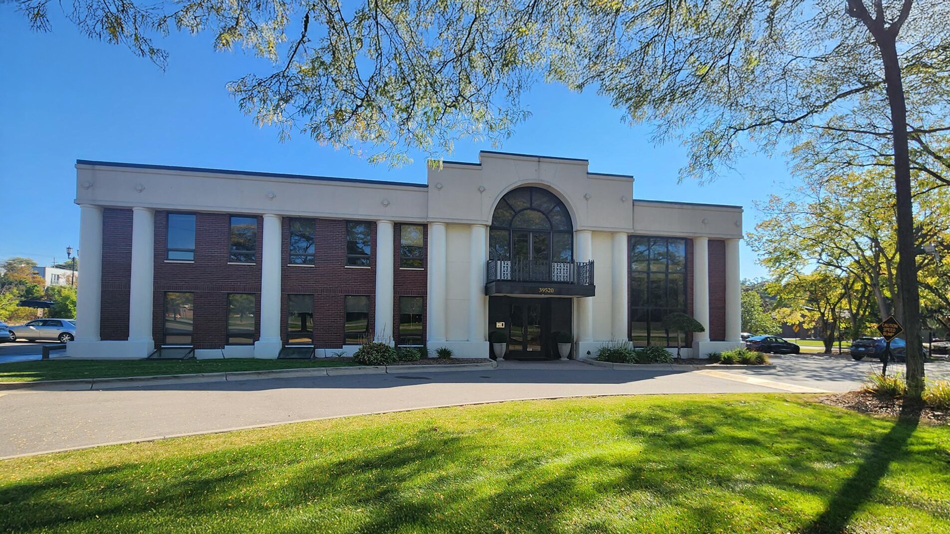 39520 Woodward Ave, Bloomfield Hills, MI à louer Photo de l’immeuble– Image 1 sur 2