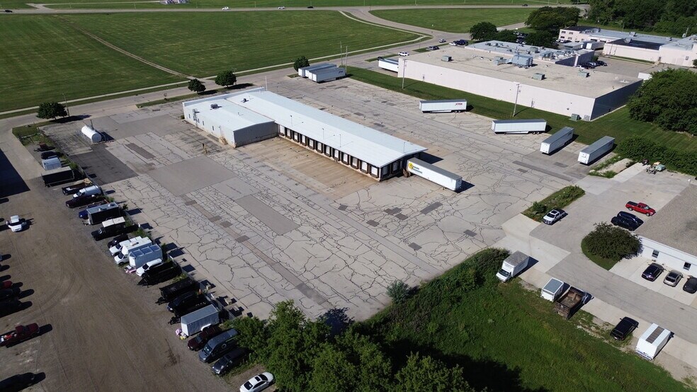 1570 E Bolivar Ave, Saint Francis, WI à louer - Photo de l’immeuble – Image 3 sur 3
