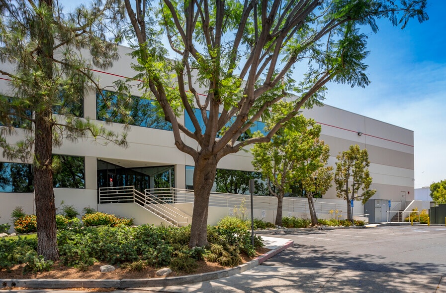 1468 Davril Cir, Corona, CA à louer - Photo principale – Image 1 sur 2