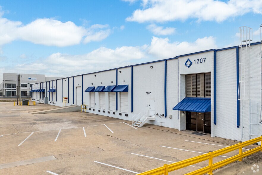 1207 W Crosby Rd, Carrollton, TX à louer - Photo principale – Image 1 sur 22