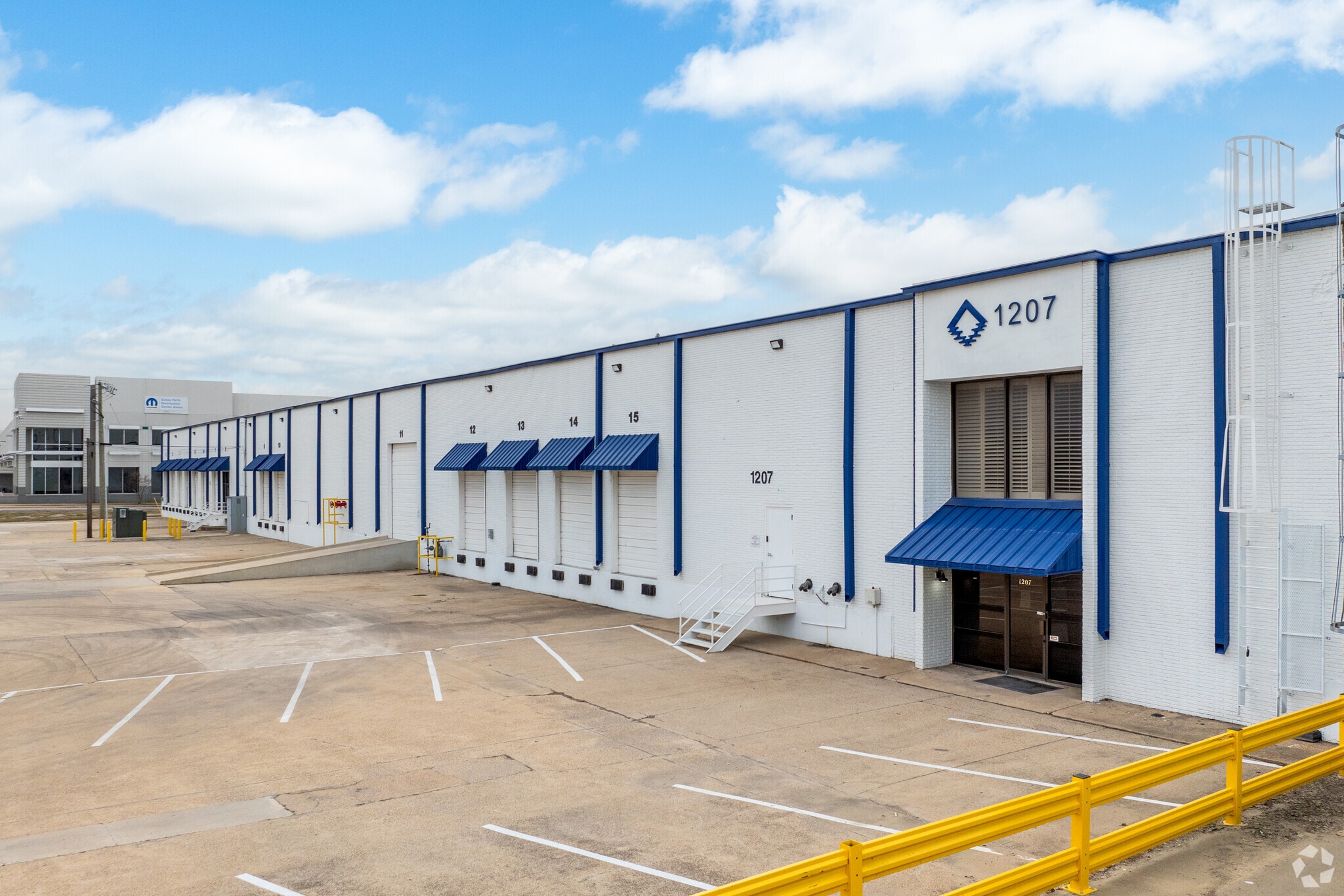 1207 W Crosby Rd, Carrollton, TX à louer Photo principale– Image 1 sur 23