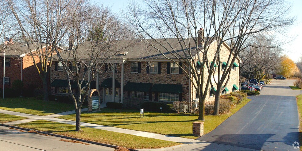 W62N244 Washington Ave, Cedarburg, WI à louer - Photo de l’immeuble – Image 3 sur 14