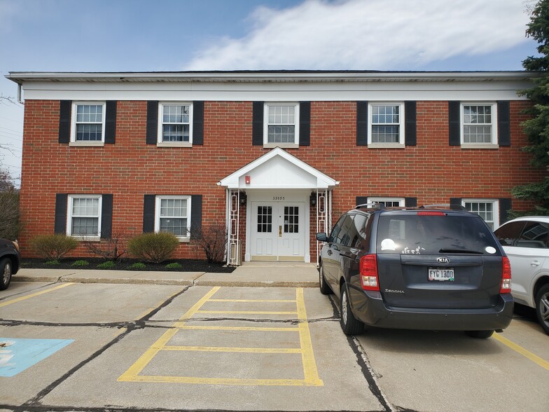 33595 Bainbridge Rd, Solon, OH à louer - Photo de l’immeuble – Image 3 sur 13