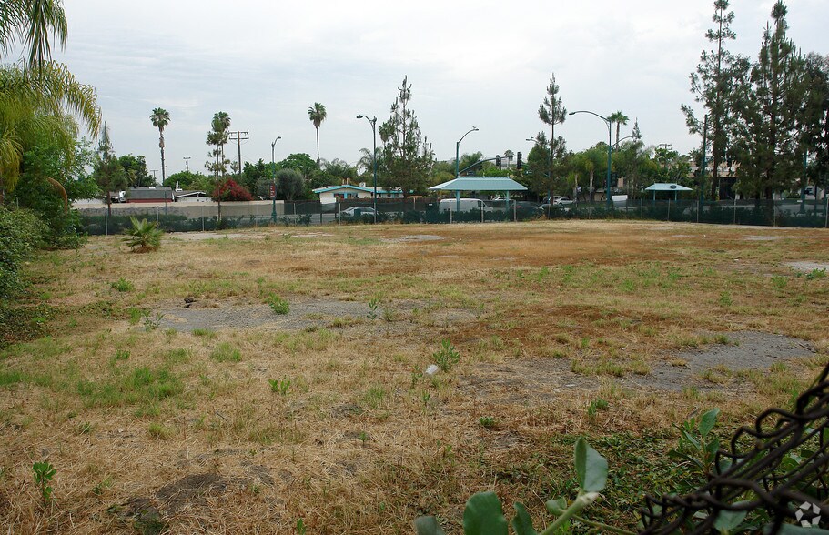1100 W Ball Rd, Anaheim, CA à vendre - Photo de l’immeuble – Image 3 sur 4