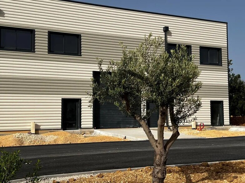 Local d'activités dans Signes à vendre - Photo de l’immeuble – Image 2 sur 12