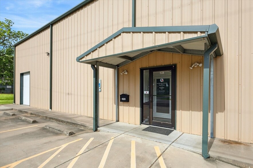 920 Front St, Columbus, TX à vendre - Photo de l’immeuble – Image 1 sur 30