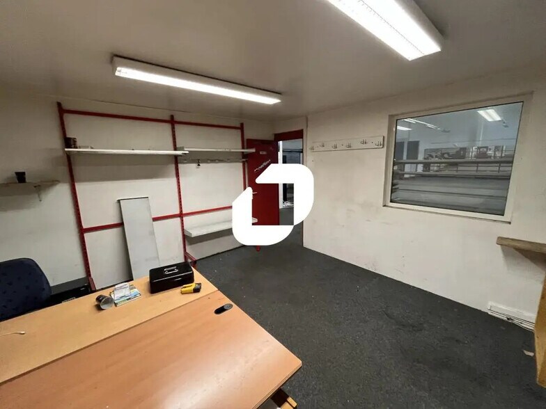 Local d’activités dans Lens à louer - Photo de l’immeuble – Image 3 sur 14