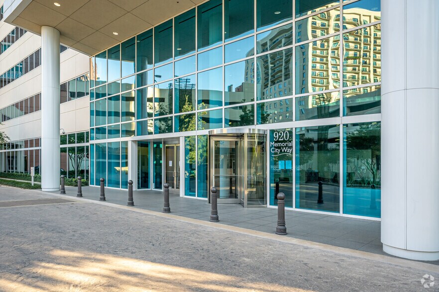 920 Memorial City Way, Houston, TX à louer - Photo de l’immeuble – Image 3 sur 3
