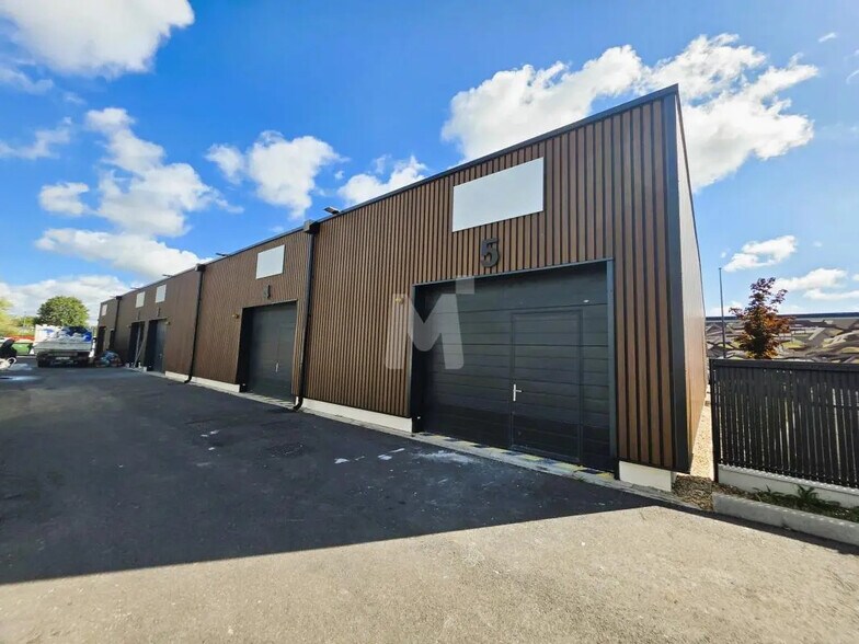Local d’activités dans Sainte-Geneviève-des-Bois à louer - Photo de l’immeuble – Image 1 sur 6