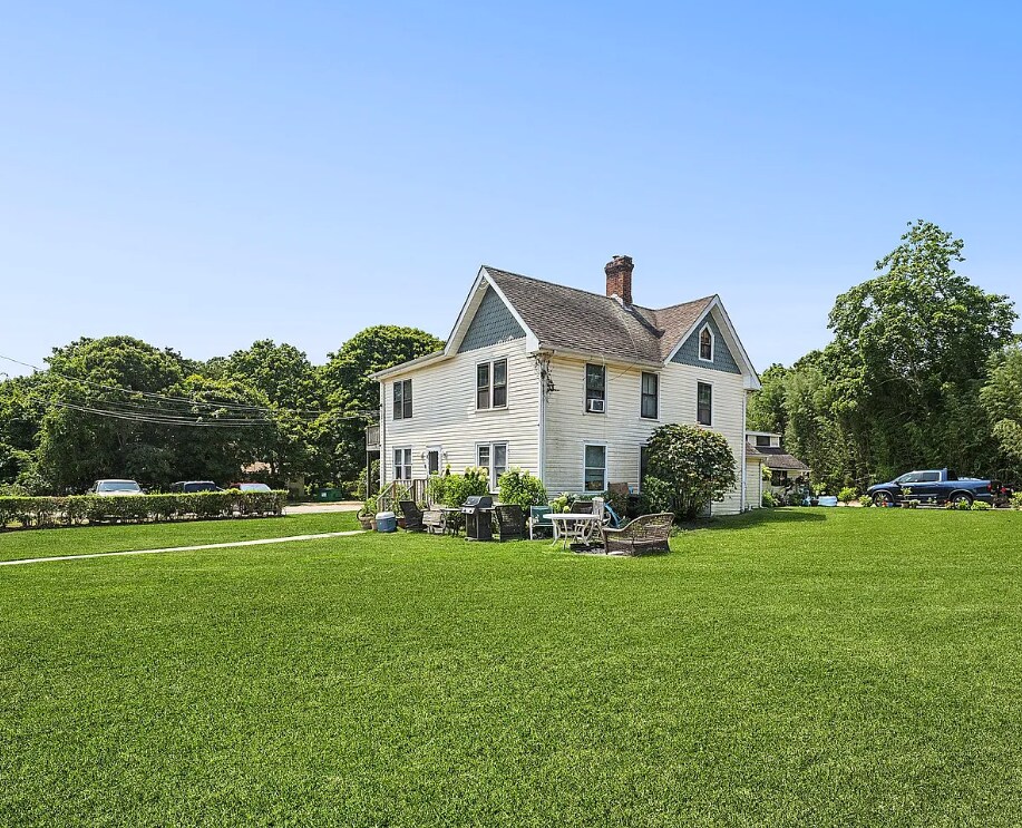 134 Ponquogue Ave, Hampton Bays, NY à vendre Photo de l’immeuble– Image 1 sur 16