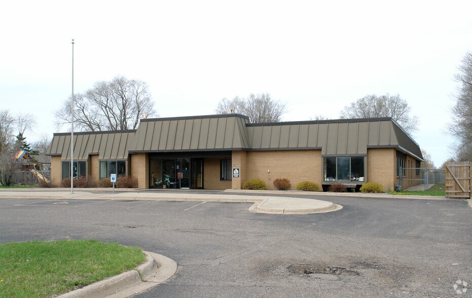 1604 Brookdale Dr, Brooklyn Park, MN à vendre - Photo de l’immeuble – Image 2 sur 3